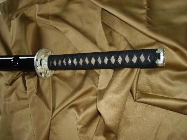 Ez&uuml;stszerelel&eacute;kes katana k&ouml;zelebbről.