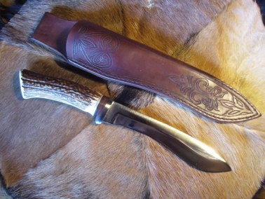 Hun k&eacute;s, kiss&eacute; a gurkha kukri-k&eacute;sre jellemző vonalvezet&eacute;ssel.