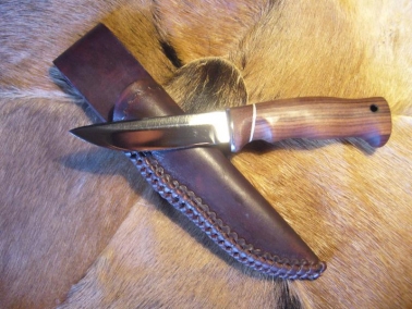 Vad&aacute;szk&eacute;s 440C-s ac&eacute;lpeng&eacute;vel &eacute;s poliszander fa markolattal.