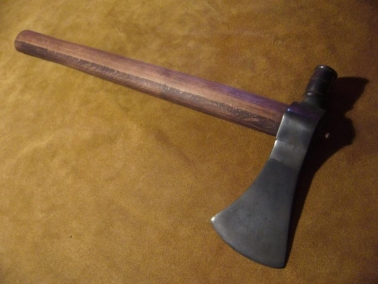 Tradicion&aacute;lis tomahawk, pip&aacute;z&aacute;sra alkalmas fejjel.